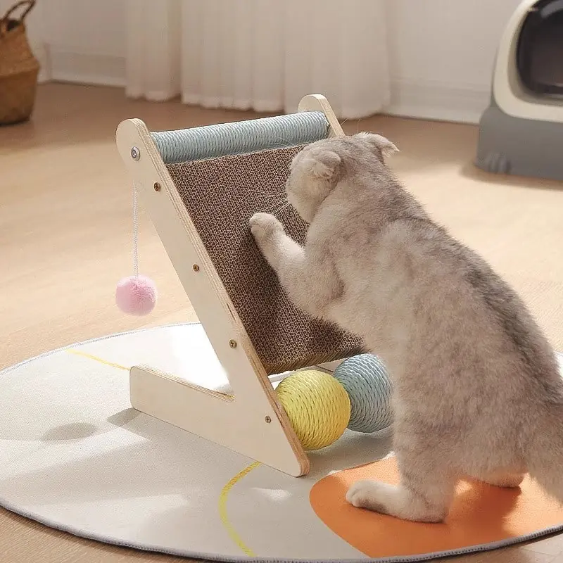 Chat utilisant le griffoir d'angle en carton